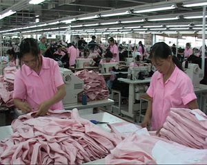 Công ty may Hàn Quốc tại KCN Lương Sơn giải quyết việc làm cho gần 700 lao động địa phương.