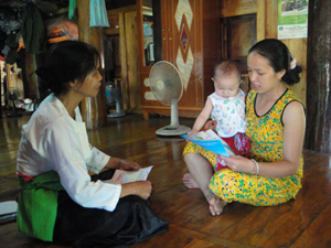Nhân viên y tế thôn, bản xã Nhân Nghĩa (Lạc Sơn)  tư vấn cho các bà mẹ về cách chăm sóc dinh dưỡng cho bé.