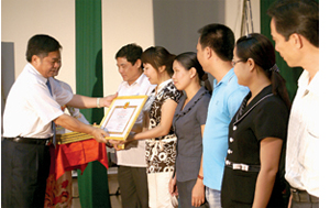 Đồng chí Hoàng Việt Cường, Bí thư Tỉnh ủy trao thưởng cho các tác giả đạt giải  trong cuộc thi viết về chủ đề “Học tập và làm theo tấm gương đạo đức Hồ Chí Minh”.