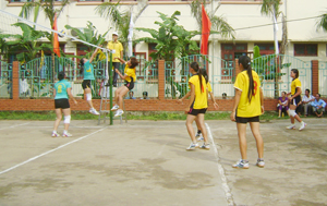 Một trận thi đấu tại giải vô địch bóng chuyền nữ huyện Yên Thuỷ năm 2013.