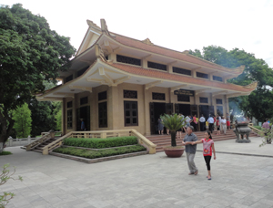 Du khách đến thăm quan Nhà tưởng niệm Chủ tịch Hồ Chí Minh thuộc quần thể Khu di tích Kim Liên.