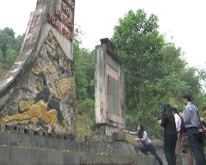 Cán bộ và nhân dân xã Toàn Sơn dâng hương tại Tượng đài đội du kích Toàn Sơn nơi Anh hùng Triệu Phúc Lịch đã ngã xuống.