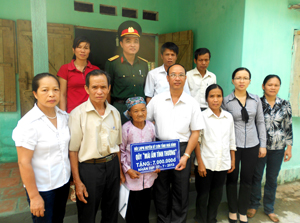 Hội PN huyện Kỳ Sơn hỗ trợ 7 triệu đồng cho gia đình bà Nguyễn Thị Nương, nữ thanh niên xung phong, hội viên chi hội xóm Mè, xã Yên Quang sửa chữa lại căn nhà, ổn định cuộc sống.