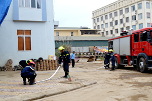 CBCS phòng Cảnh sát PCCC&CNCH (Công an tỉnh) phối hợp với Công ty CPTM Định Nhuận thực tập phương án chữa cháy tại siêu thị Vì Hòa Bình.