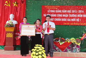 Lãnh đạo UBND huyện Mai Châu trao bằng công nhận trường chuẩn quốc gia cho trường Mầm non Tòng Đậu.