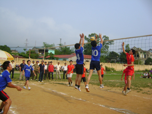 Một trận thi đấu tại giải bóng chuyền nam huyện Tân Lạc chào mừng ngày Quốc khánh 2/9.