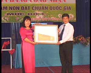 Đồng chí Trần Văn Hoàn, Bí thư Thành uỷ Hoà Bình trao bằng đạt chuẩn Quốc gia cho trường mầm non Thái Bình.
