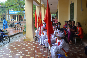 Học sinh trường TH Hữu Nghị (TPHB) ngồi ngoài hành lang dự lễ khai giảng.