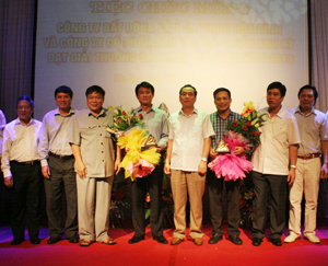 Các đồng chí lãnh đạo tỉnh chúc mừng 2 doanh nghiệp Sao vàng Đất Việt năm 2013.