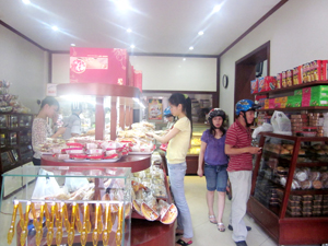 Mặc dù bánh Trung thu tại cửa hàng bánh Phú Thủy – TPHB đã mở bán nhiều ngày nhưng người tiêu dùng vẫn chưa quan tâm đến việc xem, dùng sản phẩm.