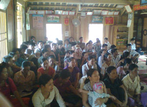 Rất đông người dân tham dự buổi TGPL lưu động tại xóm Chầm, xã Yên Lập (Cao Phong).

