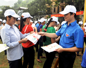 ĐV-TN Huyện Mai Châu phát tờ rơi tuyên truyền, phổ biến pháp luật cho nhân dân thị trấn Mai Châu. Ảnh: Hải Yến
