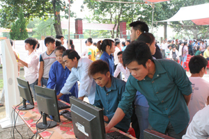 Người lao động tìm kiếm thông tin việc làm, học nghề  tại Sàn giao dịch huyện Yên Thuỷ lần thứ I năm 2013.

