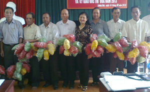 Hưởng ứng CVĐ “Ngày vì người nghèo”,  MTTQ huyện Lương Sơn
 phát động phong trào Hội Người cao tuổi nuôi lợn nhựa giúp hội viên nghèo.

