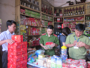 Đoàn kiểm tra cơ sở kinh doanh hàng hóa tại chợ Tân Hòa, phường Tân Hòa (TP Hòa Bình).

