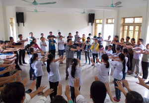 Các học viên tham gia phần tập huấn các bài hát, múa trong sinh hoạt tập thể. 

 

