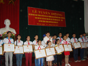 Hàng năm, Huyện Tân Lạc, Hội khuyến học đều tổ chức lễ tuyên dương, khen thưởng học sinh giỏi; đã động viên, khuyến khích để các em học sinh trên địa bàn huyện vươn lên trong học tập, rèn luyện.