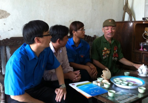 Nguyễn Thị Minh Tuyết (thứ 3 từ trái sang) cùng các chi đoàn bạn thăm hỏi, động viên gia đình chính sách nhân kỷ niệm 66 năm ngày thương binh, liệt sỹ 27/7. 


