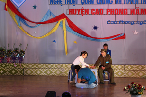 Những năm qua, bằng hình thức sân khấu hóa, huyện Cao Phong đã tăng cường tuyên truyền, vận động nhằm nâng cao nhận thức cho CB, ĐV và nhân dân trong huyện về tác hại, hậu quả của ma túy. Ảnh: Hội diễn NTQC huyện năm 2013.

