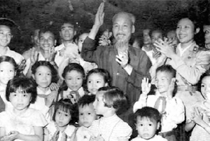Bác Hồ vui Tết Trung thu với các cháu thiếu nhi Hà Nội năm 1958.
Ảnh: T.L

