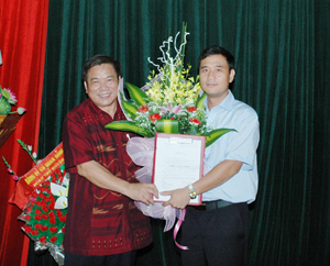 Đồng chí Hoàng Việt Cường, Bí thư Tỉnh ủy trao quyết định luân chuyển và tặng hoa chúc mừng đồng chí Ngô Ngọc Đức.