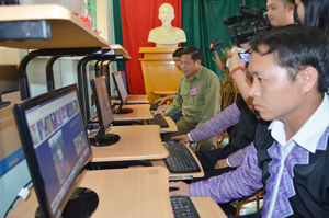 Đồng chí Hoàng Việt Cường, Bí Thư tỉnh ủy cùng đồng bào người Mông thực nghiệm việc truy cập internet tại phòng máy xã Hang Kia.    

