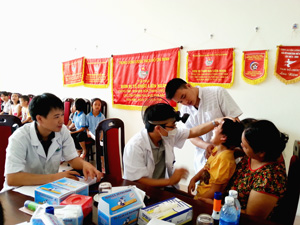 Các em học sinh của Dự án được kiểm tra các vấn đề về tai, mũi, họng, mắt, tim, phổi.