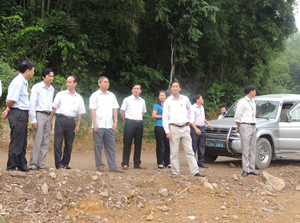 Lãnh đạo UBND huyện Lạc Thủy đi kiểm tra thực tế công trình đường xóm Đệt (xã Thanh Nông).
