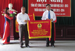 lãnh đạo LĐLĐ tỉnh trao cờ thi đua xuất sắc cho Công đoàn giáo dục tỉnh.