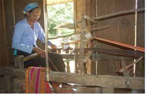 Từ công tác dạy nghề, làng nghề dệt thổ cẩm truyền thống ở xóm Lục (Yên Nghiệp) đã được khôi phục và đi vào hoạt động ổn định.
