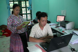 Cán bộ Văn phòng UBND xã Hang Kia (Mai Châu) được trang bị máy vi tính phục vụ công tác chuyên môn.
