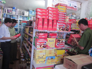 Đoàn thanh, kiểm tra liên ngành tỉnh kiểm tra tại cơ sở kinh doanh thực phẩm dịp Tết Trung thu tại thị trấn Bo (Kim Bôi).