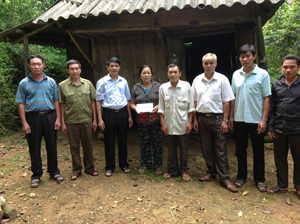 LĐLĐ huyện phối hợp với Hội CCB bàn giao tiền hỗ trợ xây dựng nhà đợt 1 cho gia đình bà Quách Thị Xiền - Hội viên Hội CCB xã Quý Hòa.

