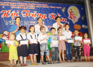 Huyện Lạc Sơn đã tặng 60 suất quà cho trẻ em nghèo nhân dịp Tết Trung Thu.