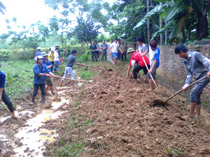 ĐV-TN xã Chí Đạo (Lạc Sơn) tham gia làm đường giao thông nông thôn thiết thực hưởng ứng chiến dịch tình nguyện hè năm 2013.
