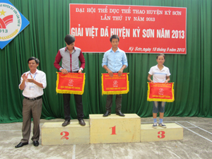 Lãnh đạo Phòng VHTT & DL huyện Kỳ Sơn trao giải đồng đội nội dung nữ chính cho các đơn vị đạt giải.