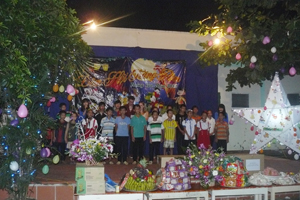 Các em thiếu nhi tại trung tâm BTXH tỉnh biểu diễn văn nghệ tại đêm hội trăng rằm.