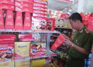 Đoàn kiểm tra chất lượng hàng hóa dịp Tết Trung thu tại cơ sở kinh doanh hàng tạp hóa xã Tử Nê – Tân Lạc.