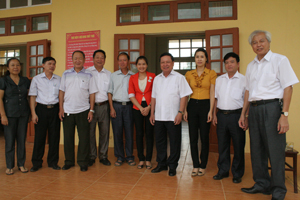 Đồng chí Chủ tịch UBND tỉnh trao đổi với lãnh đạo huyện Cao Phong tại buổi làm việc.