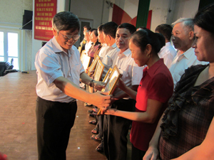 Đồng chí Trần Văn Hoàn, Bí thư Thành uỷ Hòa Bình trao giấy khen cho các xóm, tổ dân cư văn hoá 5 năm giai đoạn 2008 - 2013.