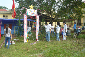 Các em học sinh trường THCS Tân Phong (Cao Phong) tham gia hội trại Trung thu do Đoàn thanh niên xã tổ chức.