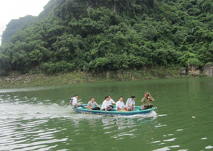 Đội bảo vệ ngành ngư xóm Mới, Thung Nai (Cao Phong) tham gia tuần tra trên vùng hồ sông Đà.
