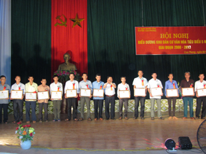 Đồng chí BùiVăn Bương, Bí thư Huyện uỷ Cao Phong trao giấy khen cho đại diện các xóm, khu dân cư tiêu biểu xuất sắc 5 năm giai đoạn 2008 – 2013.
                                                        
