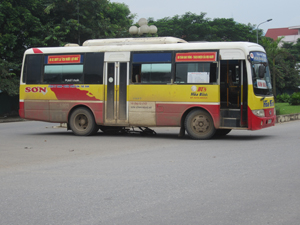 Hiện trường vụ tai nạn giữa xe buýt và người đi xe đạp xảy ra trên đường Trần Hưng Đạo, TP. Hòa Bình.