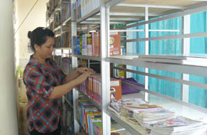 Công đoàn viên chức thư viện tỉnh (Sở VH-TT&DL) thực hiện tốt việc quản lý đầu sách, báo để phục vụ bạn đọc.