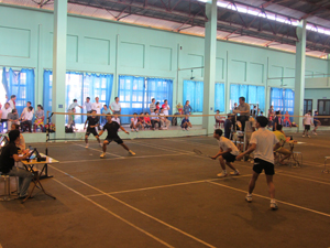 Một trận thi đấu cầu lông đôi nam tại giải.