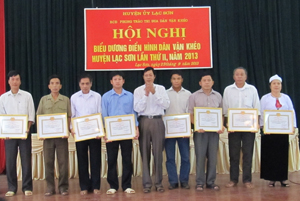 Lãnh đạo huyện Lạc Sơn khen thưởng các tập thể, cá nhân có thành tích xuất sắc trong phong trào Dân vận khéo năm 2013.