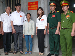 Ban chỉ đạo diễn tập chiến đấu trị an thành phố Hòa Bình hỗ trợ, xây dựng nhà đại đoàn kết cho gia đình khó khăn ở xã Yên Mông.