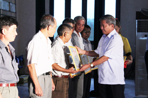 Lãnh đạo huyện lạc Thuỷ trao giấy khen của UBND huyện cho đại biểu các làng văn hoá xuất sắc giai đoạn 2008 - 2013.