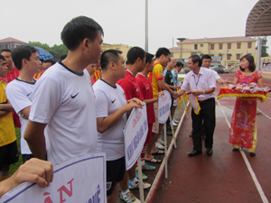 Đồng chí Đoàn Văn Thu, Bí thư Đảng uỷ Khối các cơ quan tỉnh trao cờ lưu niệm cho các đội tham gia giải bóng đá Khối các cơ quan tỉnh.